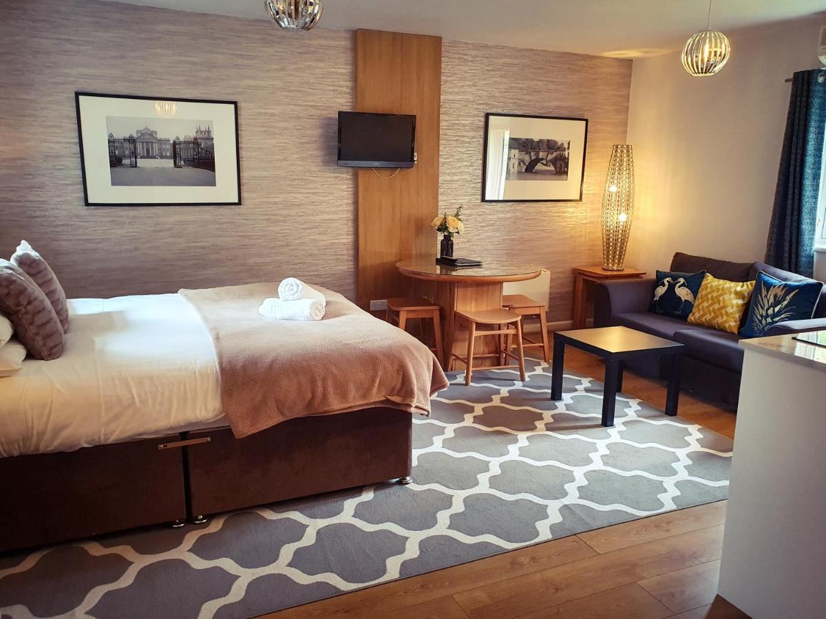 The Churchill Court Woodstock Extérieur photo