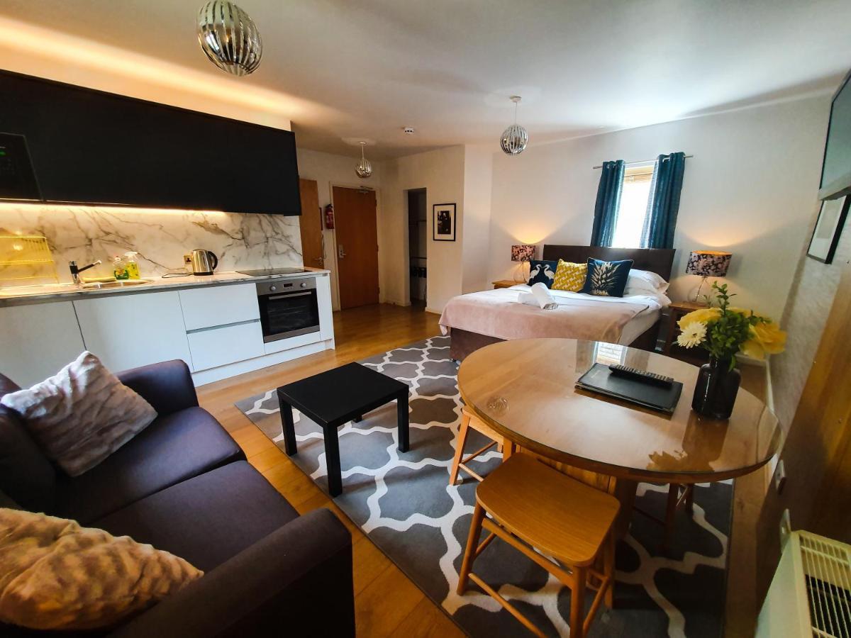 The Churchill Court Woodstock Extérieur photo