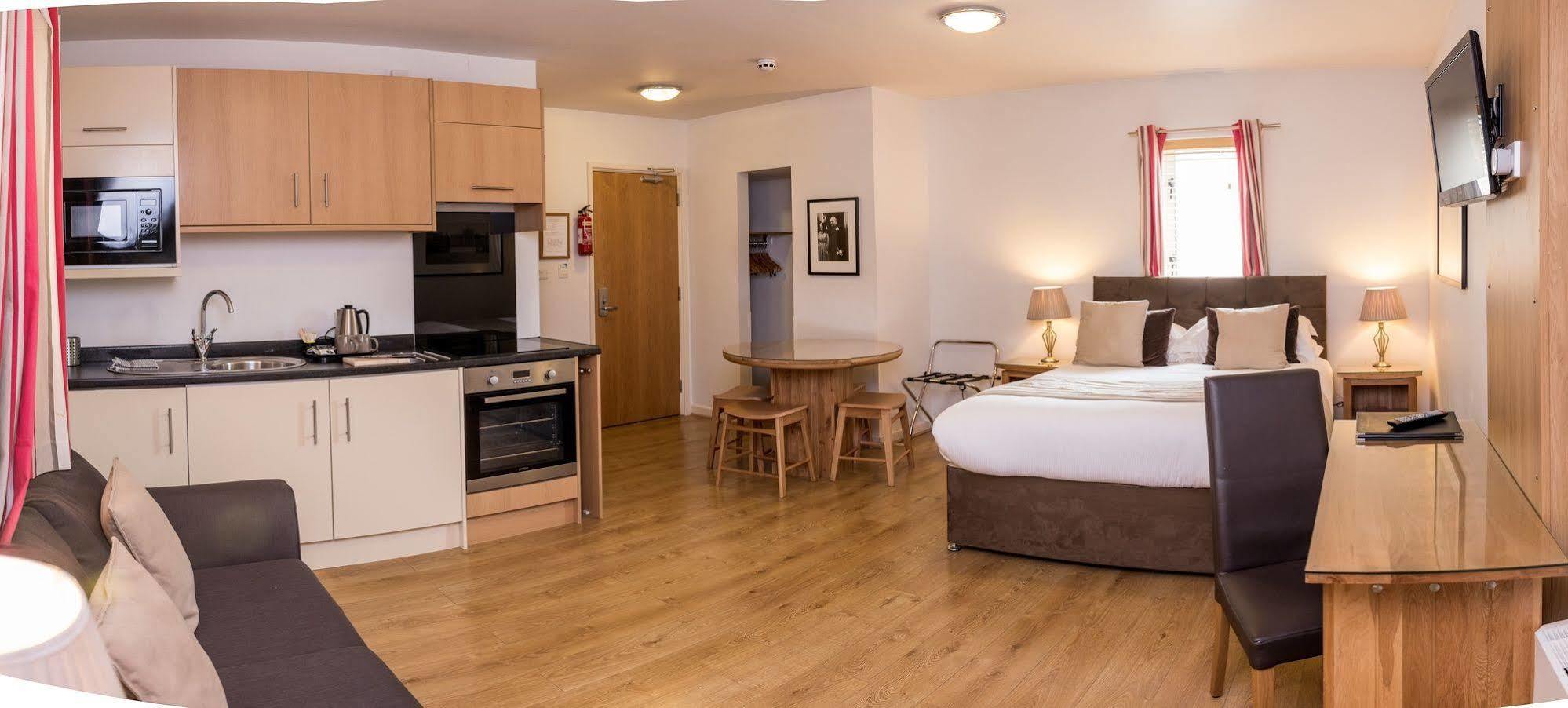 The Churchill Court Woodstock Extérieur photo